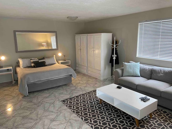 Central 3 bedroom pet friendly holiday apartment Vacation homes for