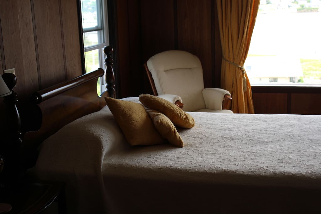 Master Bedroom - Queen Bed