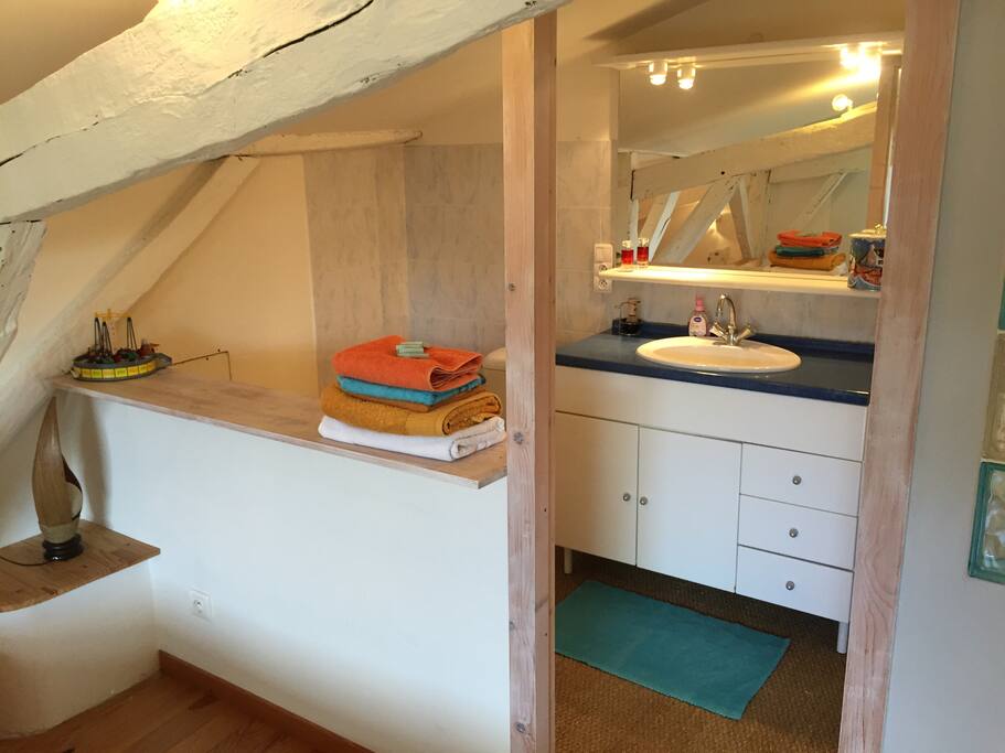Salle de bain privée de la suite parentale.