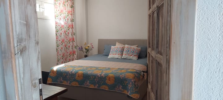 Chumba cha kulala kilicho na kitanda cha ukubwa wa mfalme, kabati kubwa na meza kubwa iliyotengenezwa kwa mkono