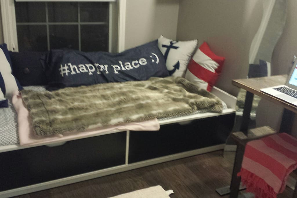 Bedroom with twin bed