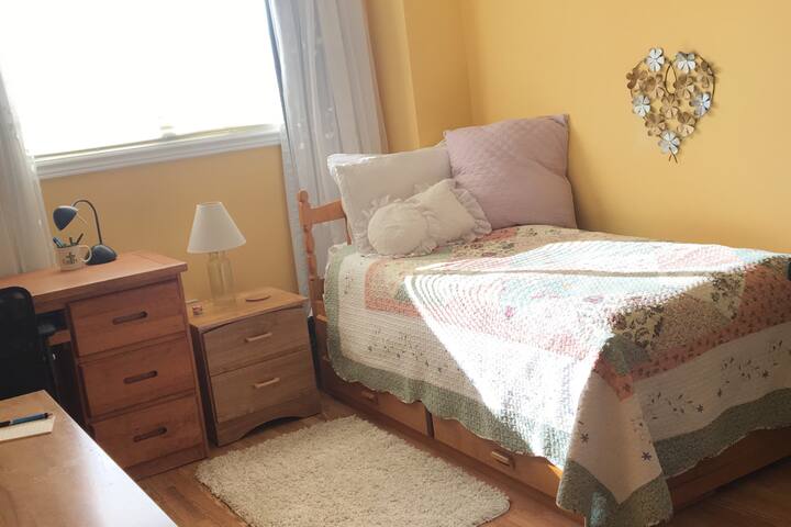 Sunny room, close to Linc, airport (ladies only)