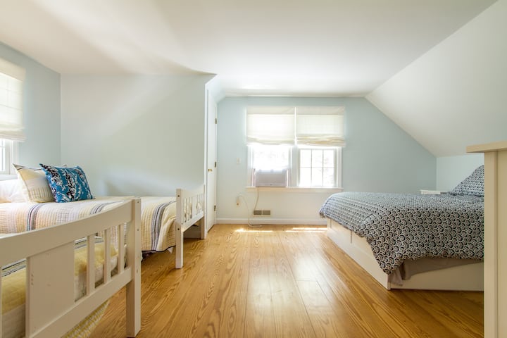 Izba č.2 na 2. poschodí, dve dvojčatá a manželská posteľ