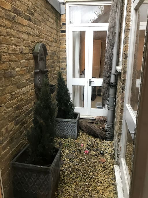 Room’s private outdoor area. For smoking etc