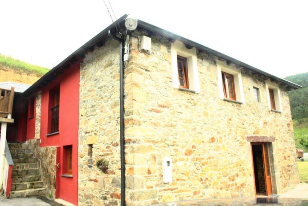 Casa de piedra recientemente reformada y rehabilitada con materiales típicos de la zona y respetando la arquitectura tradicional