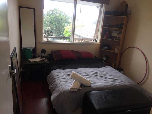Cosy Innercity Room w Natural light