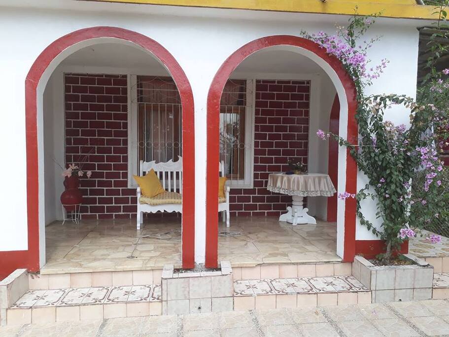 LA ENTRADA DE LA CASA