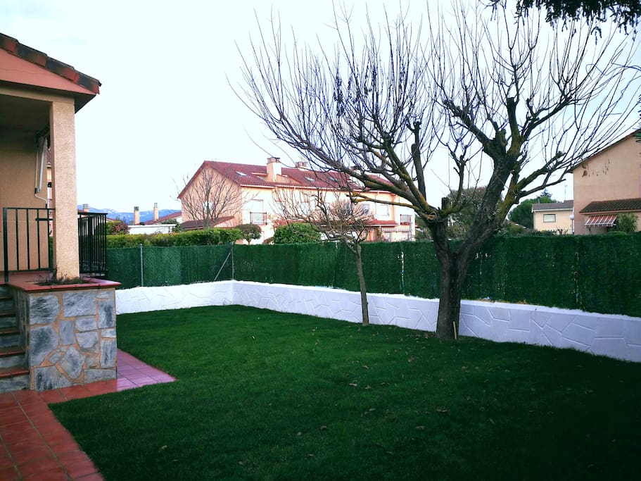 Vista del jardín desde la entrada a la casa.