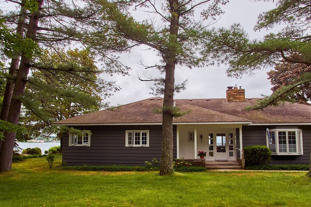 front of the house from the roadside