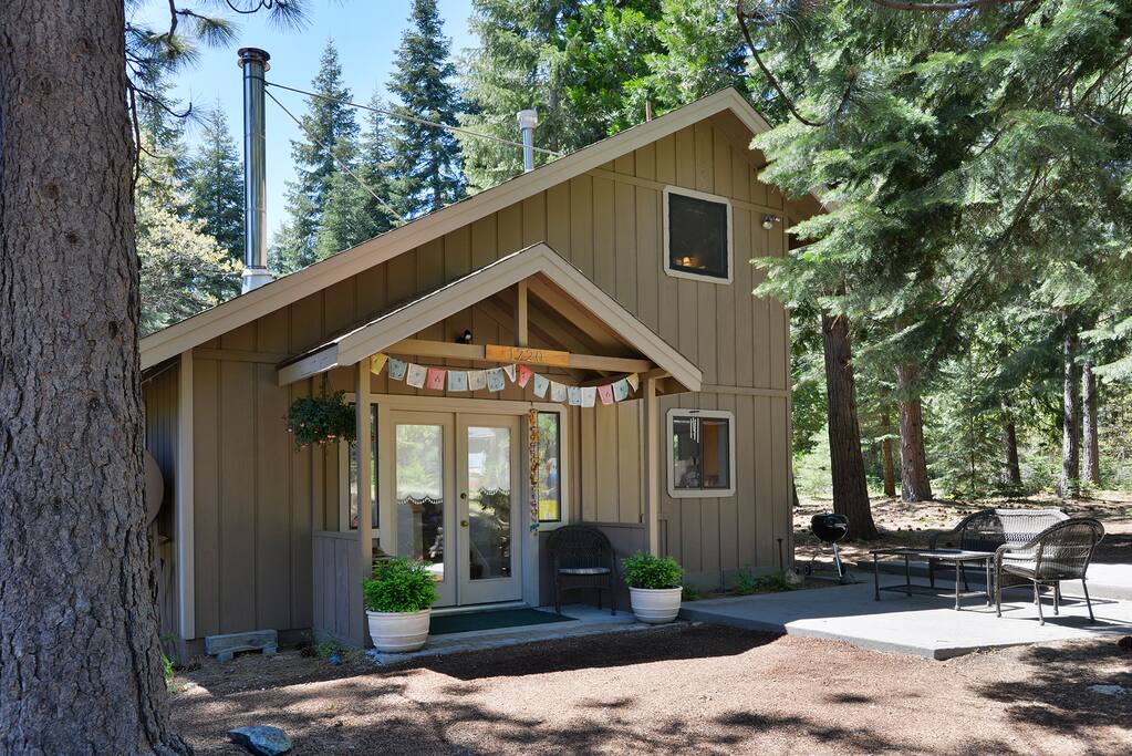 Beautiful Private Shasta Home with Hot Tub Cabins for Rent in Mount Shasta, California, United