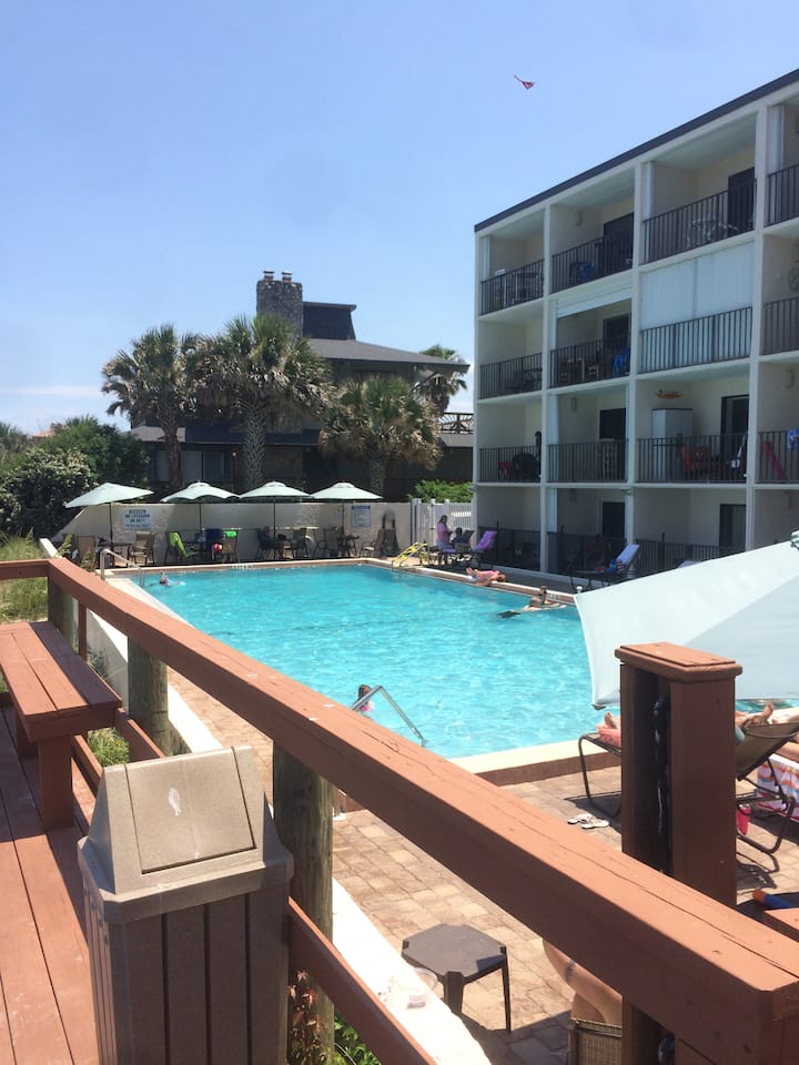 130 Direct Ocean Front 1 bedroom condo with pool Condominiums for