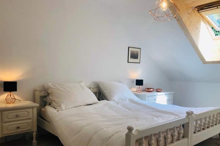 Спална соба 2: креветот се состои од два кревета од по 90 см, кои по желба може да ги разделите. 