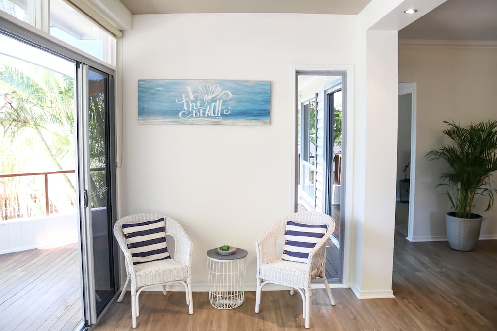 Entry sitting area