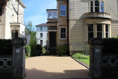 Garden Flat near Whiteladies Road with Parking