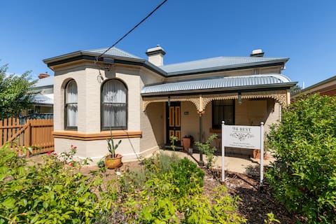 Popular Airbnb listing: 94 Best - Apartment One in Wagga Wagga