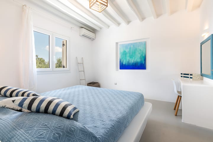 1号卧室配备内置书桌和标准双人床。