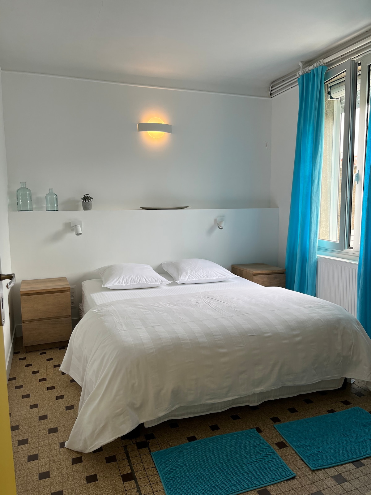 Chambre 2 avec un lit double.