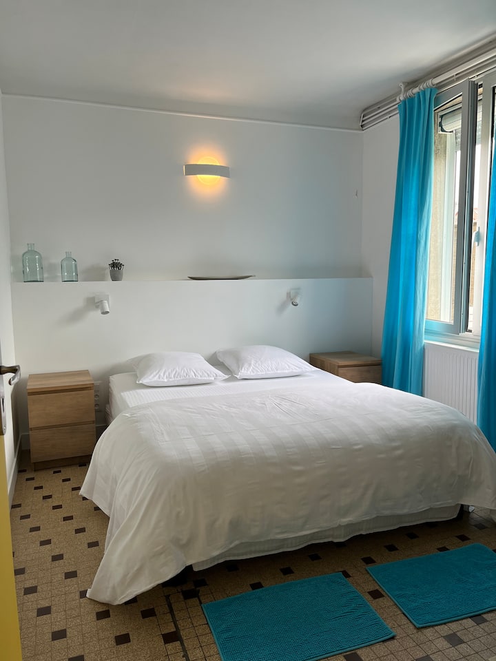 Chambre 2 avec un lit double.