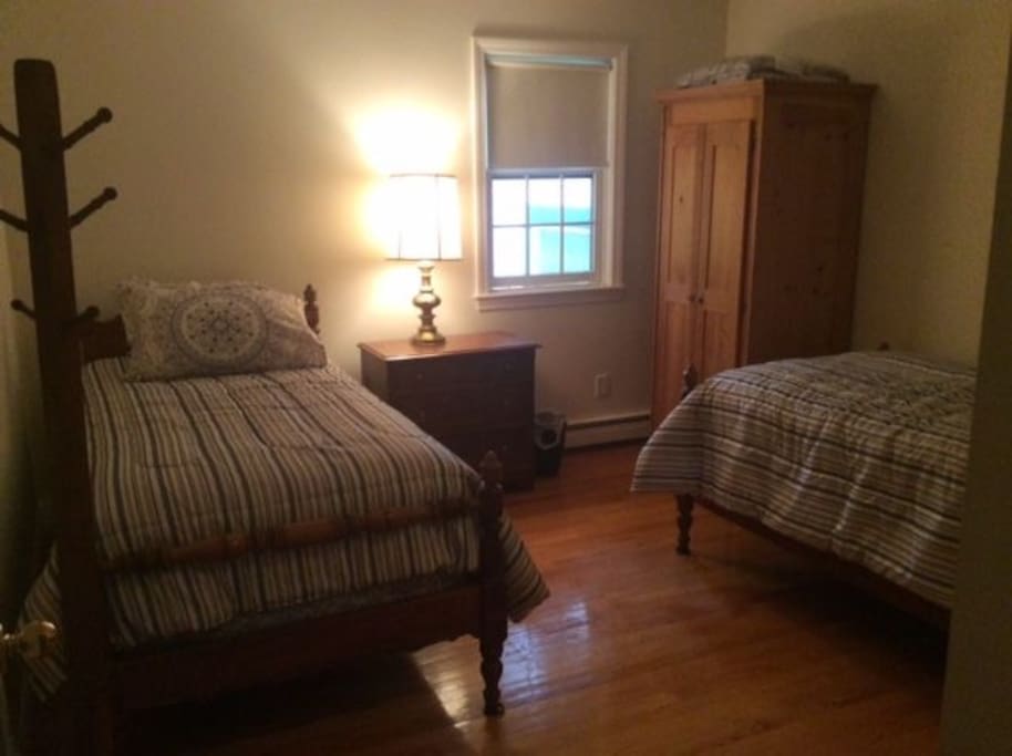 2nd bedroom w/twin beds