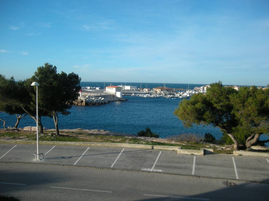 vue de la véranda sur le port de pêche et la sortie vers le large