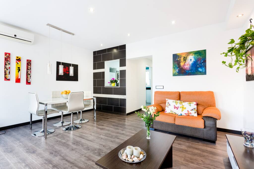 Espacioso salón, decorado con gran gusto. Dispone de aire acondicionado.