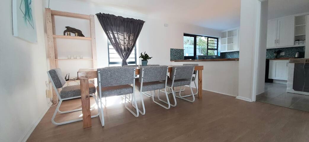 Home in Lakeside, Cape Town gallery image 4