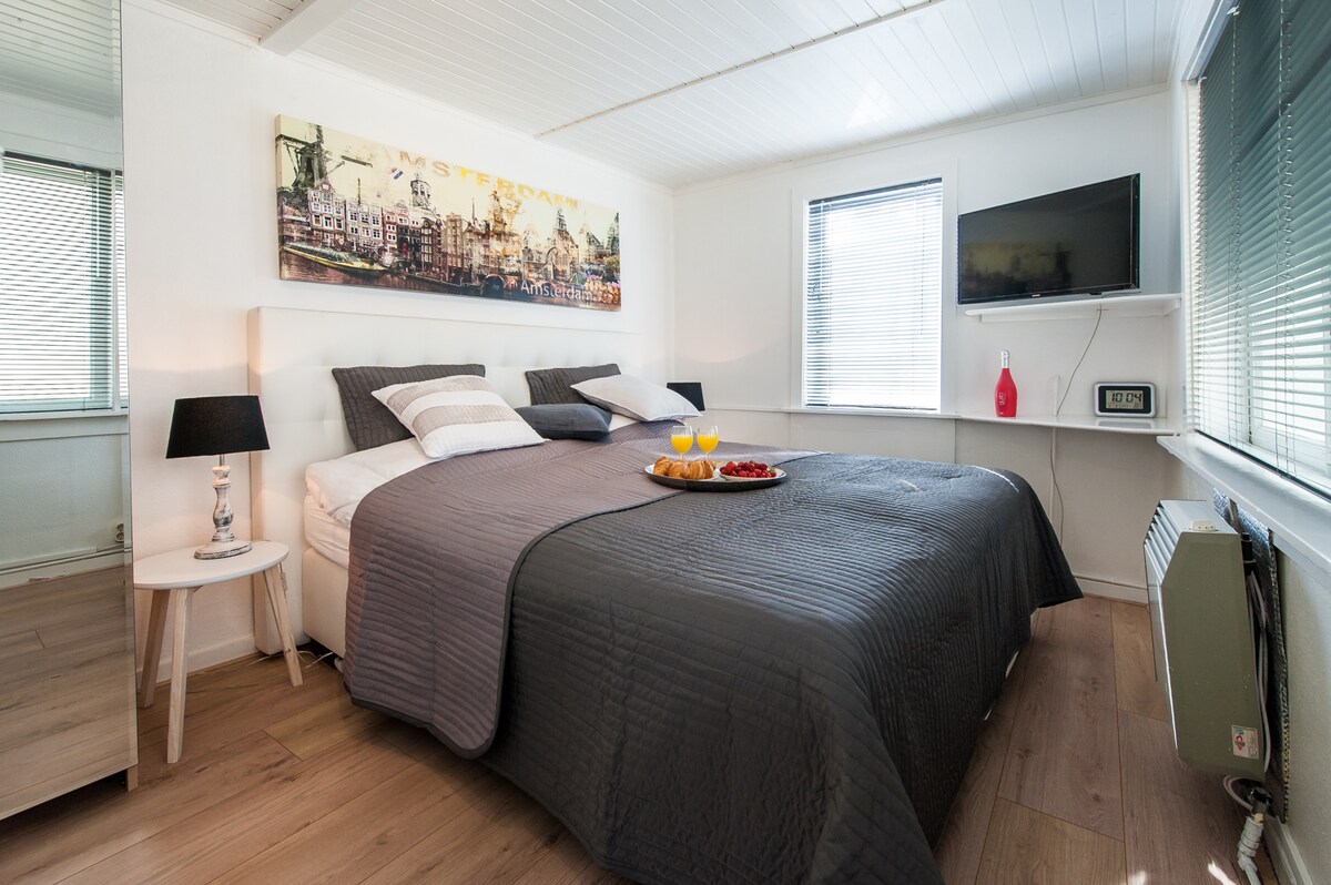 Best Airbnb In Amsterdam| Romantic Houseboat Amsterdam Airbnb | Houseboat Rental Amsterdam | Airbnb Amsterdam Houseboat | Luxury Houseboat Rentals Amsterdam | Cheap Houseboat Amsterdam |