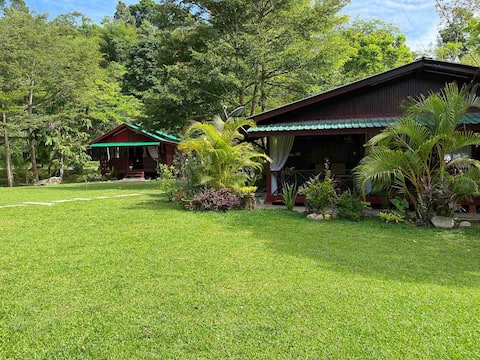 duapintu: Private Riverside Cottages in Kampung