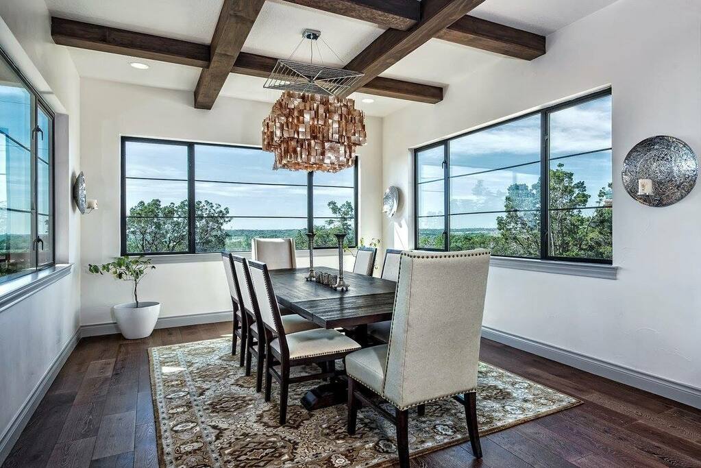 Large dining room seats 8.