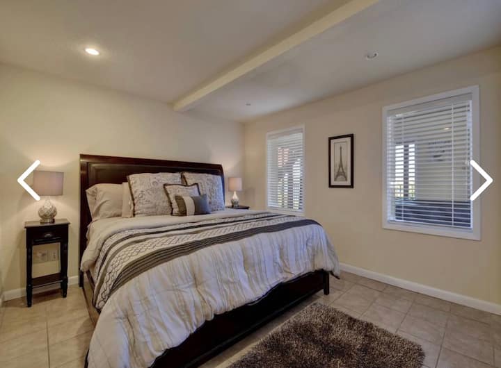 Главна спалня на по - ниско ниво с суперголямо двойно легло и прилежаща баня. 