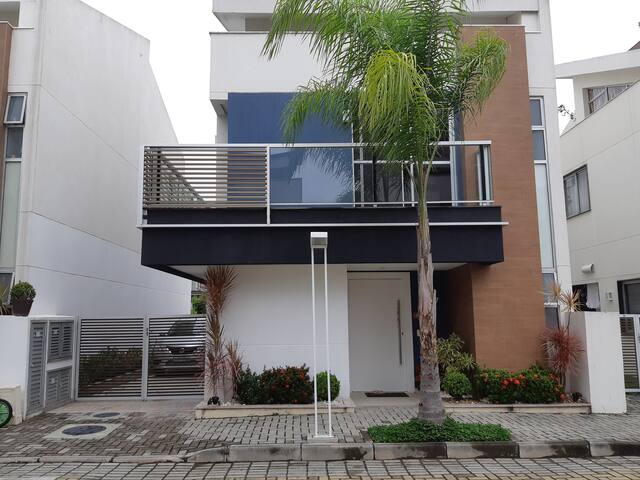 Casa familiar em condomínio com segurança ! gallery image 3