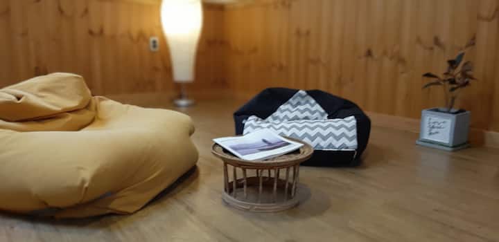 Un espace chaleureux de deux étages où vous pouvez lire et écouter de la musique.