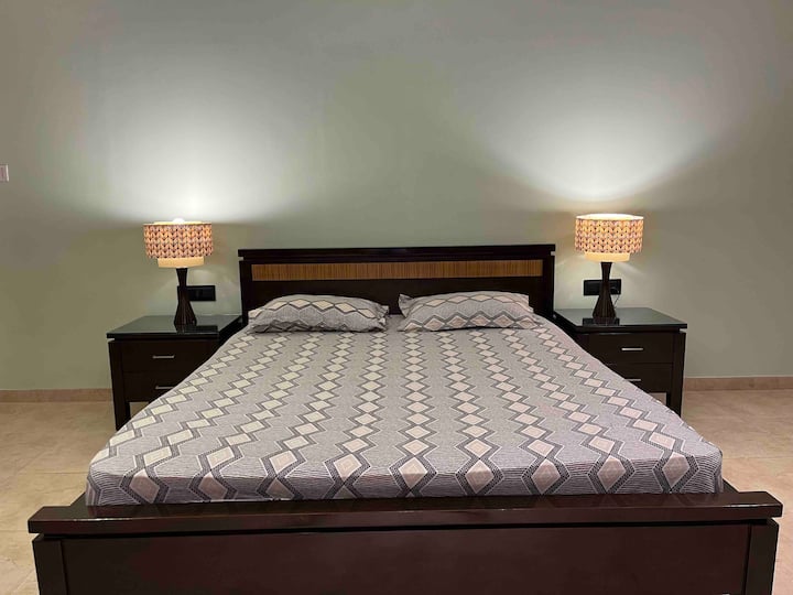 Удобното легло е фиксирано с матрак от ТИШИНА. Потокът се показва на голям 43 - инчов 4K UHD LED, оборудван с Tata Sky и свързан с пламтящия бърз интернет. NETFLIX и ХЛАД!