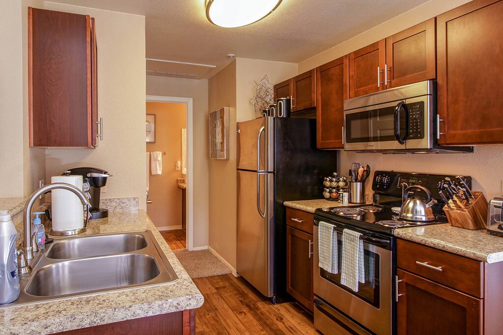 Beautiful modern kitchen, covering all of your basic cooking needs.