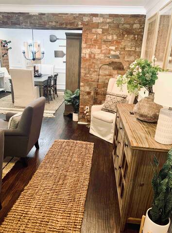 *Downtown 4BR Spacious Cowtown Craftsman Home* gallery image 3