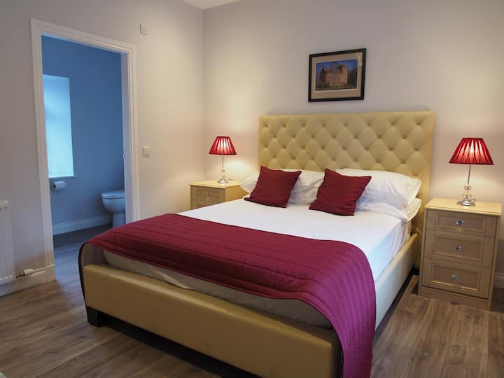 ห้องพักขนาดคิงไซส์ขนาดสองด้านที่มีแสงมากพร้อมห้องน้ำในตัว