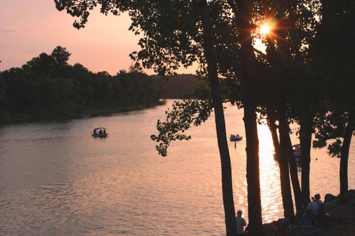 OPEN POOL & Hot Tub! Very Spacious! gallery image 4