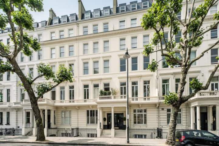 Beautiful Bedroom with Ensuite in South Kensington