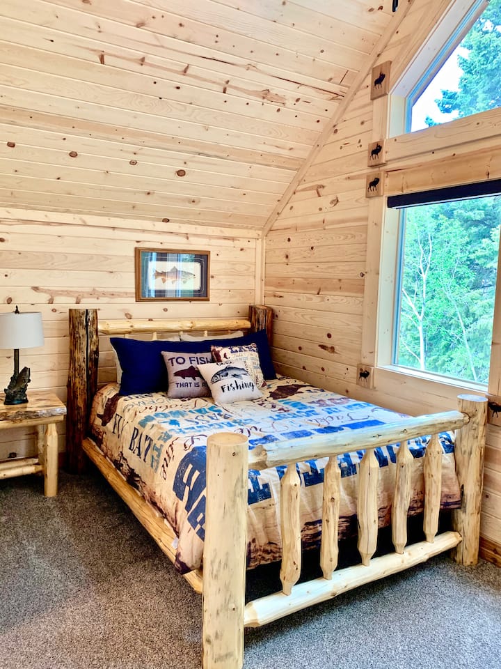 ห้องนอน 4 ชั้นบนพร้อมเตียงควีนไซส์และห้องน้ำในตัว 