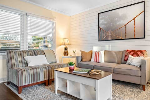 Top Airbnb: Huge deck/ Fully fenced! Fun kids Game room! in Windsor Park