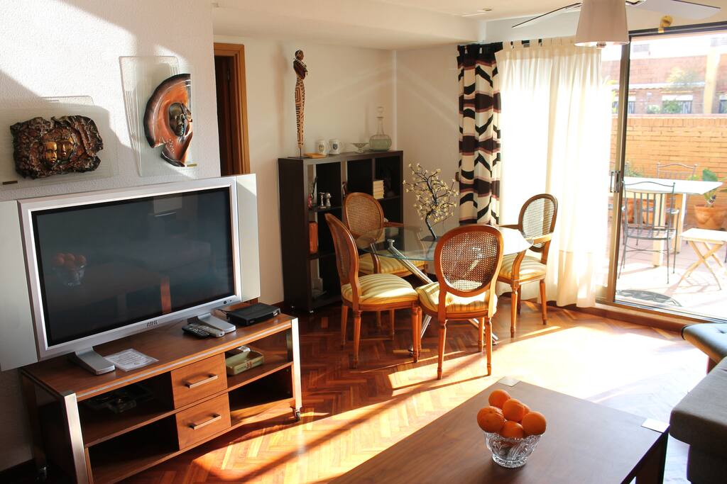 Amplio comedor con TV de 50 pulgadas.