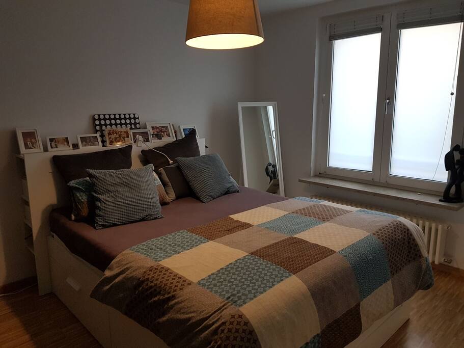 Schlafzimmer / Bedroom