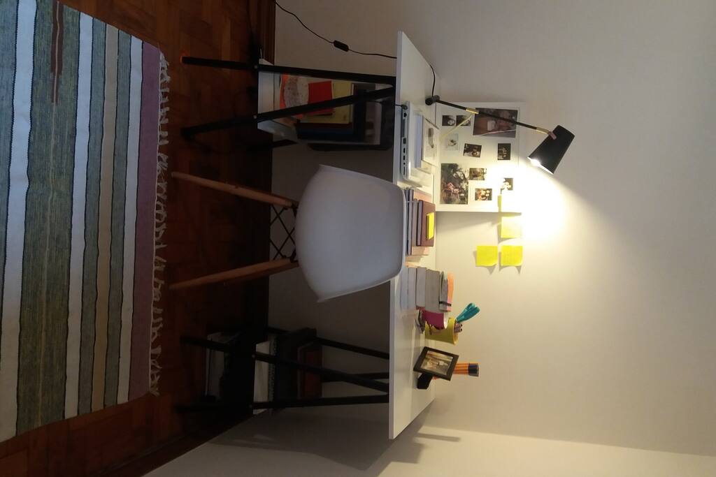 Mesa de estudos no quarto