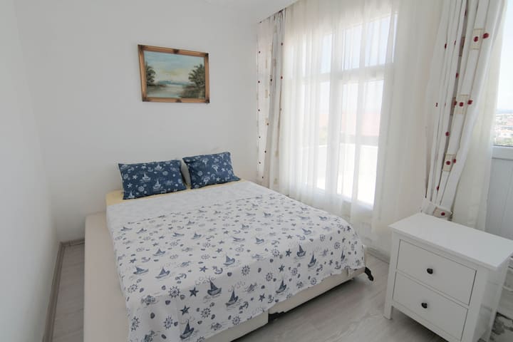 1. Chumba cha Kitanda Vitanda  
vya watu wawili, komodin, kabati la milango miwili