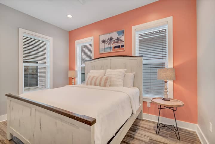 Главната спална соба на долниот кат со супер удобен кревет со големина на брачен кревет од кој нема да сакате да излегувате секое утро, иако плажата е преку крстот и го повикува вашето име.