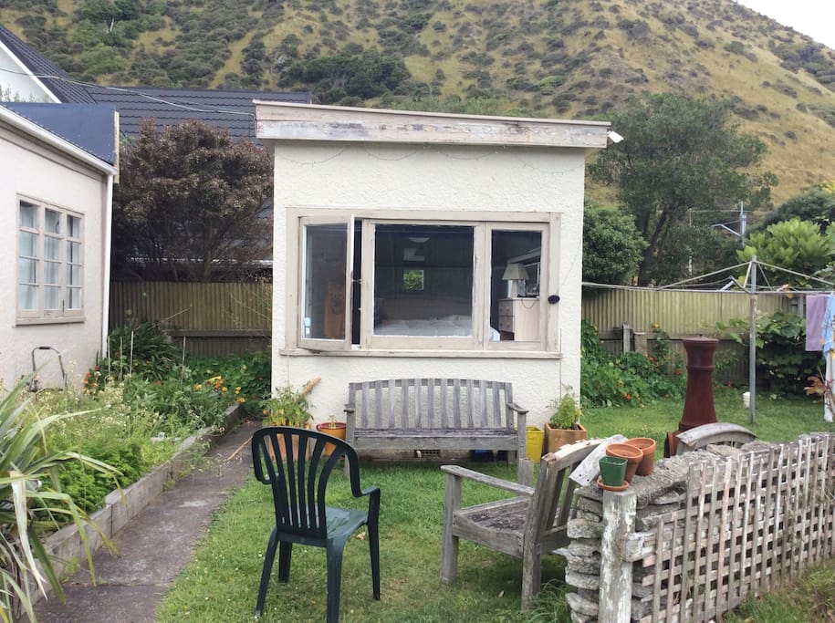 Nice quiet bungalow with hill views and privacy. And a chill out area in front