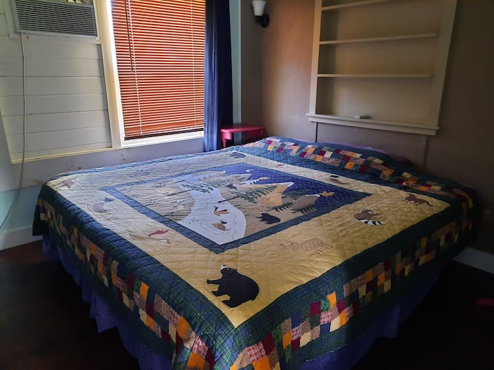 Dhomë gjumi në katin kryesor me dyshek Simmons Beautyrest, ajër të kondicionuar dhe transmetim t.v.