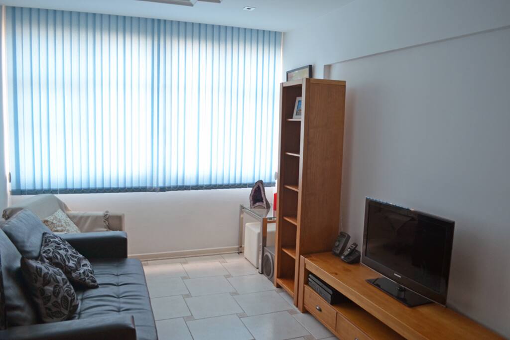 sofacama, rack com televisao