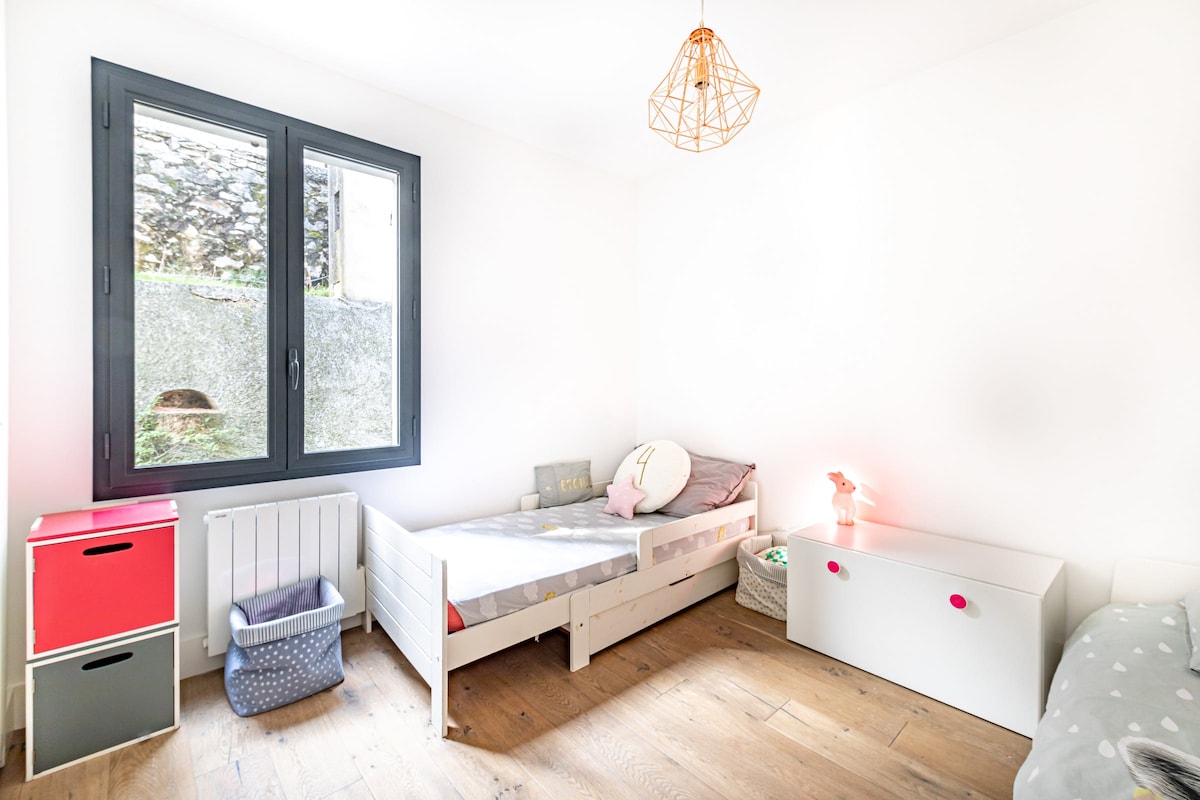 חדר שינה שני בקומת הקרקע עם 2 מיטות יחיד