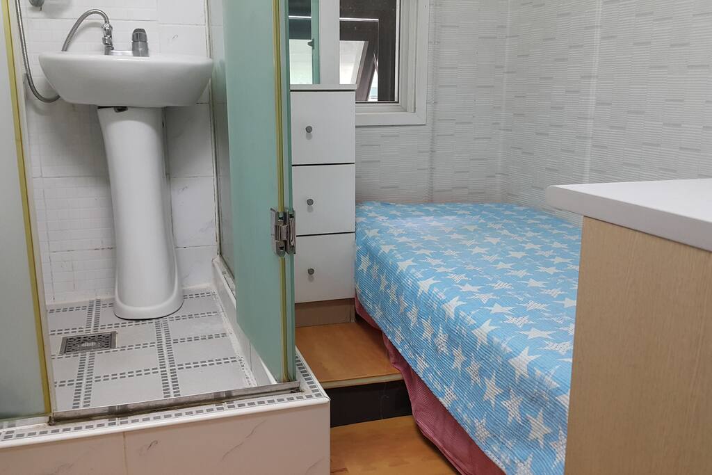 침대, 외부창, 샤워실
Bed, window, shower